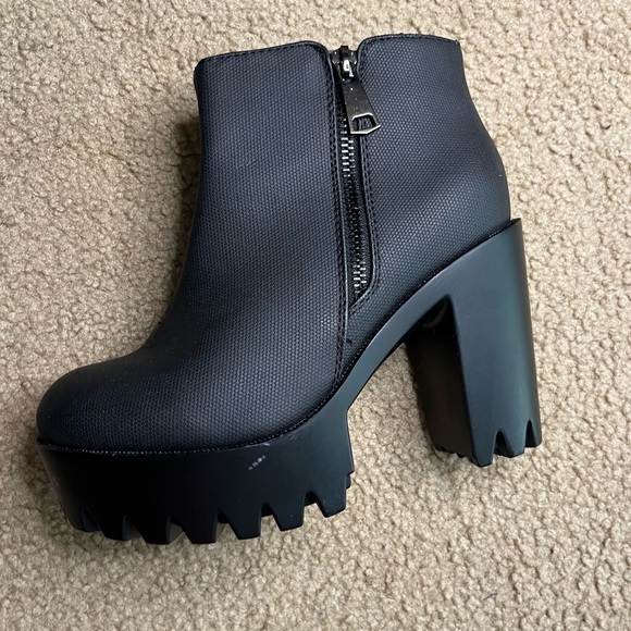 Refresh Black Ankle Booties Zip Up Closure Size 6 - Picture 10 of 11